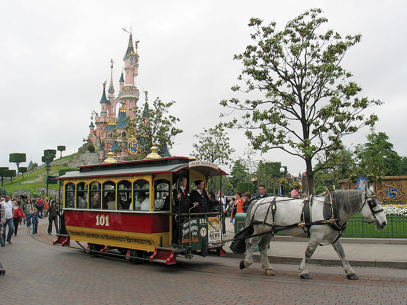 800px-Horse_Tram_at_Disneyland_Paris_101