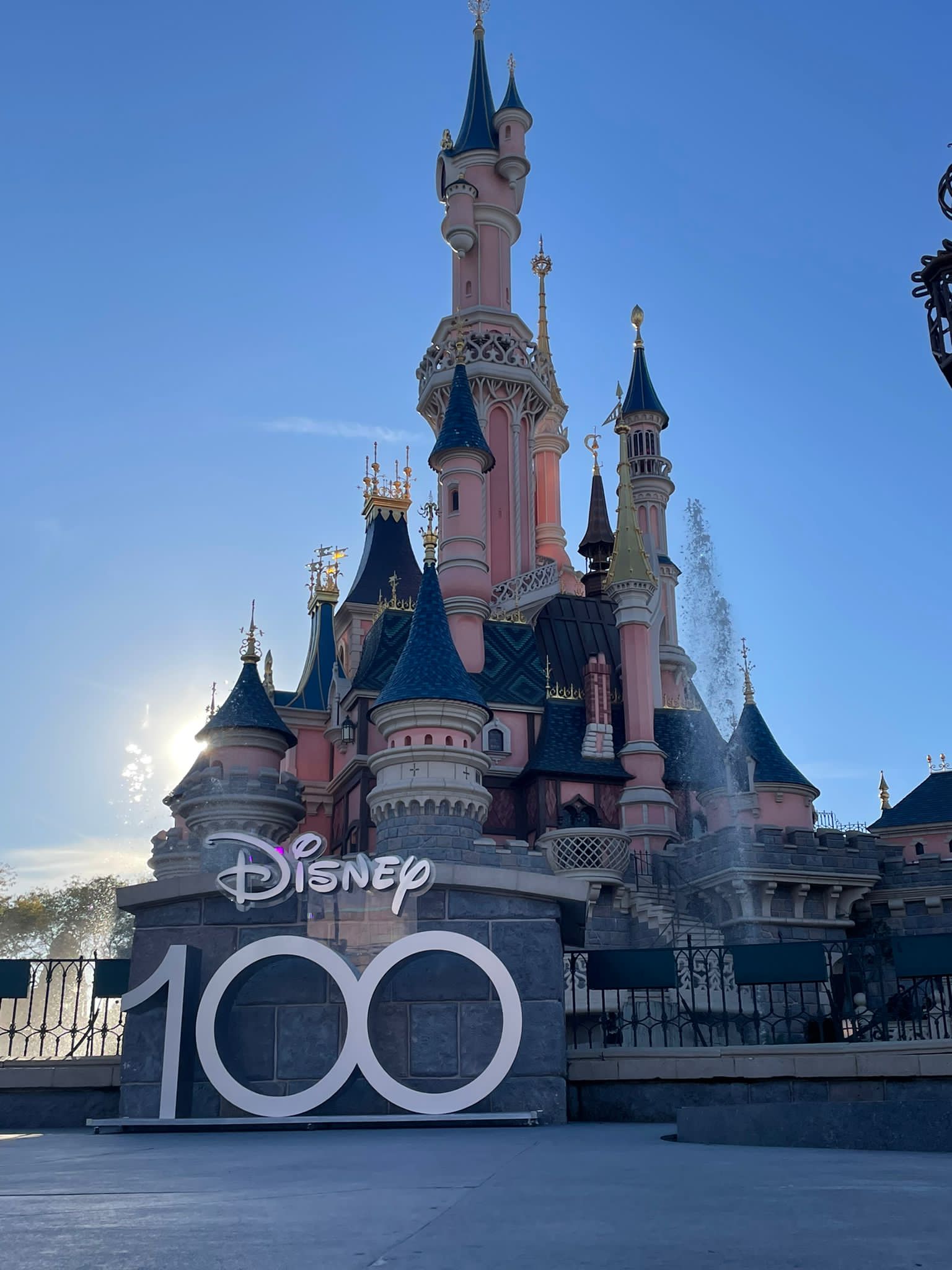 Disneyland Paris célèbre aujourd'hui les 100 ans de The Walt Disney Company  avec une cérémonie exceptionnelle réunissant 100 Personnages Disney devant  Le Château de la Belle au Bois Dormant ! • DisneylandParis News